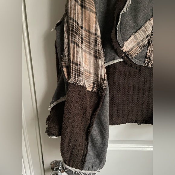 Distressed peace sign sweater - Picture 4 of 5